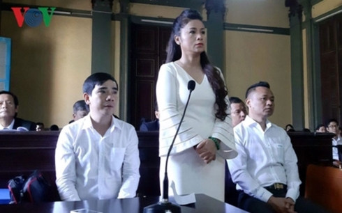 Phiên toàn xử vụ ly hôn của vợ chồng chủ hãng cà phê nổi tiếng.