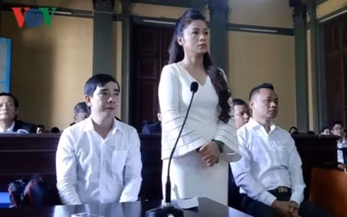 Phiên toàn xử vụ ly hôn của vợ chồng chủ hãng cà phê nổi tiếng.