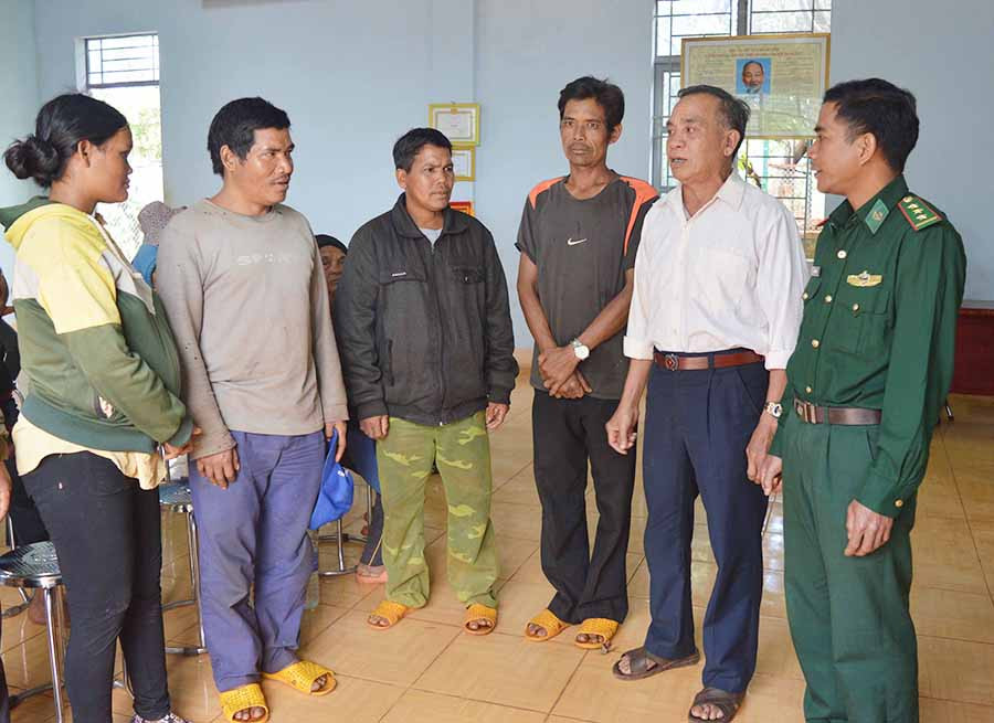  Ông Rơ Châm Chích (thứ 2 từ phải sang) tuyên truyền, vận động nhân dân. Ảnh: A.H