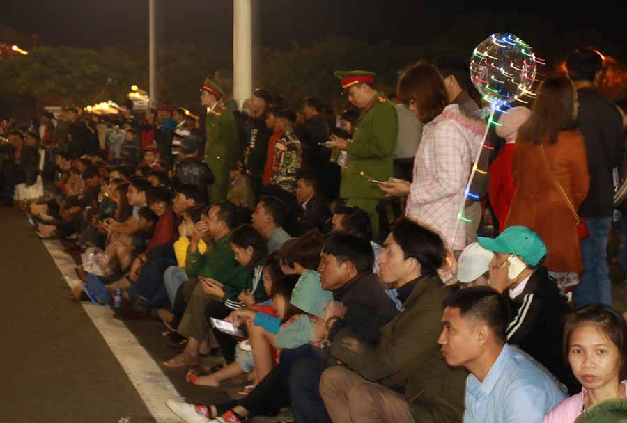 Người dân tập trung về phái quảng trường để chờ xem lễ hội giao thừa. Ảnh: Ngọc Sang