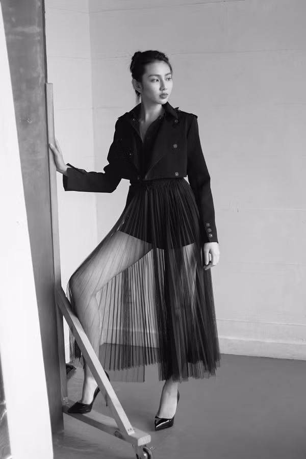  Váy xếp ly kỳ công tạo hiệu ứng chuyển động theo từng bước chân người mặc