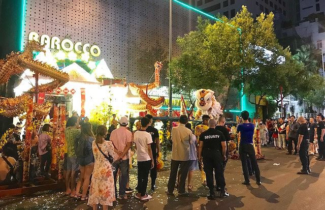 Người dân đứng xem màn biểu diễn ấn tượng đầu xuân