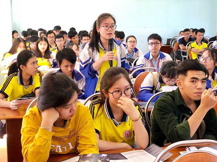 Các em học sinh đặt câu hỏi cho Ban tư vấn tuyển sinh. Ảnh: P.L  Các em học sinh đặt câu hỏi cho Ban tư vấn tuyển sinh. Ảnh: P.L