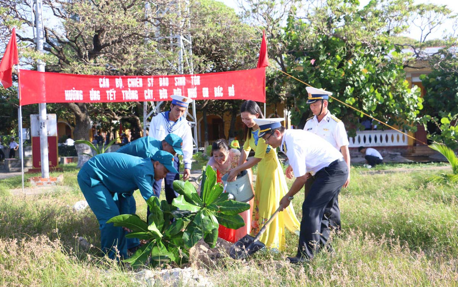 Quân dân đảo Sinh Tồn ra quân trồng cây đầu xuân. Ảnh: Quang Tấn