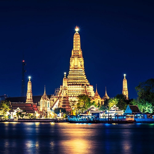  Một điểm vui chơi đáng chú ý khác tại Bangkok là dòng sông Chao Phraya (có nghĩa là sông của các vị vua). Khi đi thuyền trên dòng sông này, du khách có thể dễ dàng quan sát 4 điểm tham quan đặc sắc của thủ đô xứ sở Chùa Vàng là Wat Pho (chùa Phật Nằm), cung điện Hoàng gia, Wat Phra Kaew (đền Phật Ngọc) và Wat Arun. Cảnh đẹp 2 bên bờ sông sẽ mang đến cho khách du lịch những phút giây yên bình, thư giãn. Ngoài ra, du khách còn có thể thưởng thức bửa tối hoặc trải nghiệm cho đàn cá da trơn ăn.