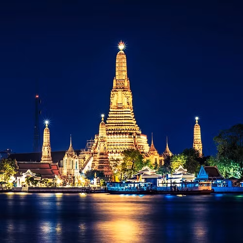 Một điểm vui chơi đáng chú ý khác tại Bangkok là dòng sông Chao Phraya (có nghĩa là sông của các vị vua). Khi đi thuyền trên dòng sông này, du khách có thể dễ dàng quan sát 4 điểm tham quan đặc sắc của thủ đô xứ sở Chùa Vàng là Wat Pho (chùa Phật Nằm), cung điện Hoàng gia, Wat Phra Kaew (đền Phật Ngọc) và Wat Arun. Cảnh đẹp 2 bên bờ sông sẽ mang đến cho khách du lịch những phút giây yên bình, thư giãn. Ngoài ra, du khách còn có thể thưởng thức bửa tối hoặc trải nghiệm cho đàn cá da trơn ăn. Một điểm vui chơi đáng chú ý khác tại Bangkok là dòng sông Chao Phraya (có nghĩa là sông của các vị vua). Khi đi thuyền trên dòng sông này, du khách có thể dễ dàng quan sát 4 điểm tham quan đặc sắc của thủ đô xứ sở Chùa Vàng là Wat Pho (chùa Phật Nằm), cung điện Hoàng gia, Wat Phra Kaew (đền Phật Ngọc) và Wat Arun. Cảnh đẹp 2 bên bờ sông sẽ mang đến cho khách du lịch những phút giây yên bình, thư giãn. Ngoài ra, du khách còn có thể thưởng thức bửa tối hoặc trải nghiệm cho đàn cá da trơn ăn.