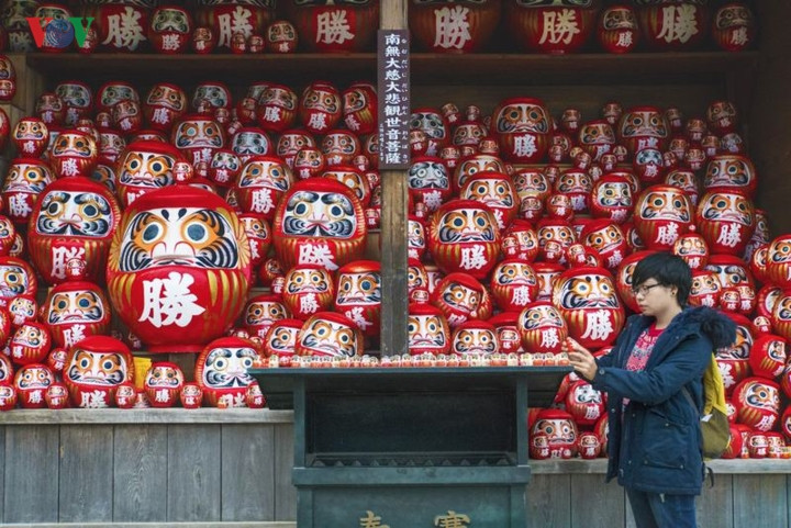  Búp bê Daruma sẽ là món quà lưu niệm đầy ý nghĩa từ đất nước mặt trời mọc, mang lại động lực mạnh mẽ để bạn hiện thực hóa những mục tiêu, mong ước của mình trong dịp đầu năm mới. 