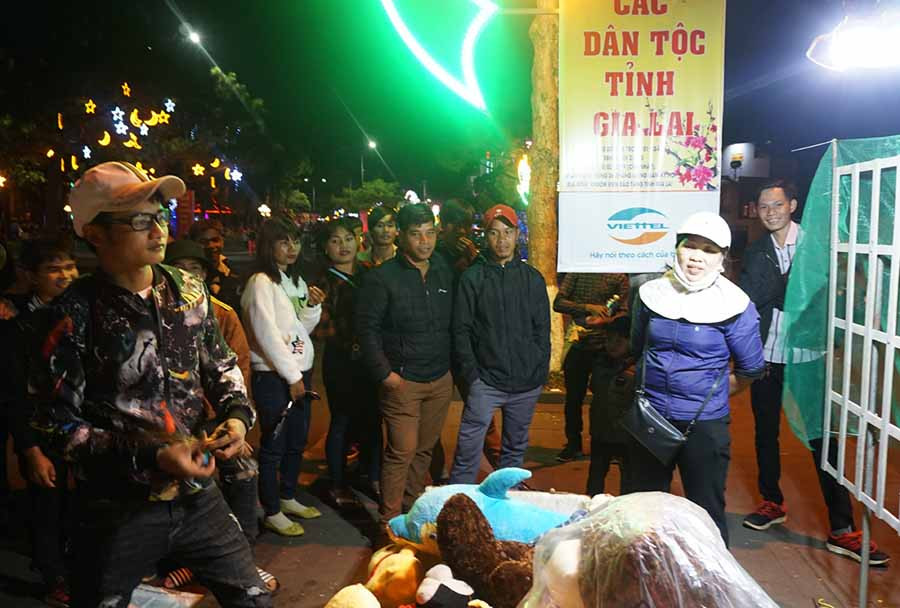 Các bạn trẻ tổ chức các trò chơi trước lễ hội giao thừa. Ảnh: Chí Hào