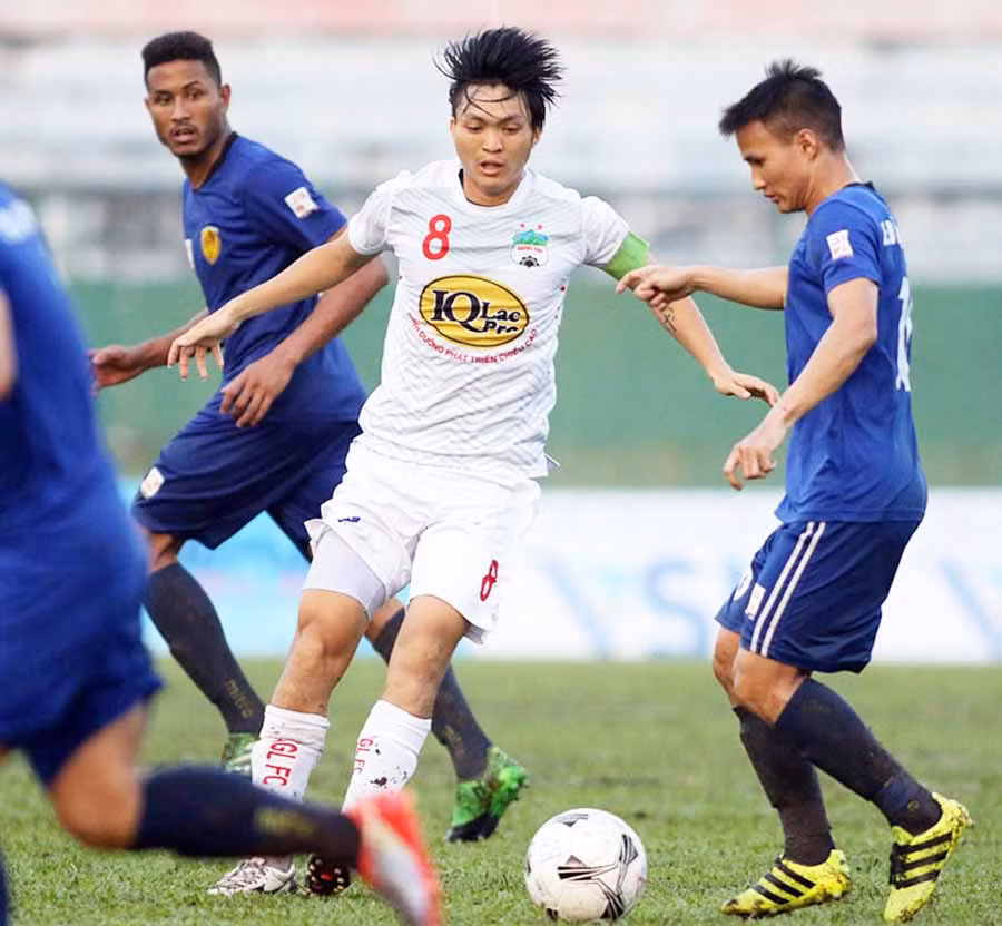  Tiền vệ Tuấn Anh (áo trắng), tân đội trưởng HAGL ở mùa giải mới. Ảnh: M.V