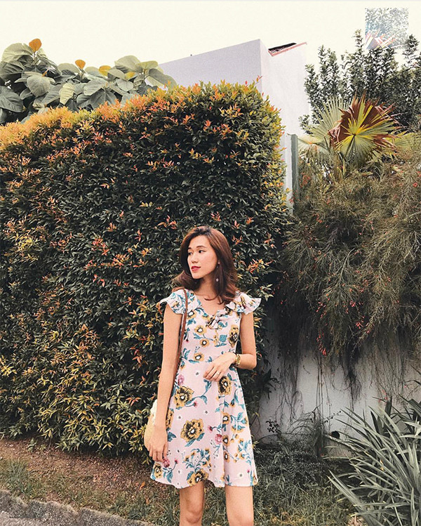 Những mẫu váy hoa xinh xắn cũng là trang phục phù hợp để chưng diện khi xuống phố và những ngày nắng. Những mẫu váy hoa xinh xắn cũng là trang phục phù hợp để chưng diện khi xuống phố và những ngày nắng.