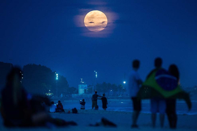  Những người mê trang háo hức chờ đón sự kiện siêu trăng