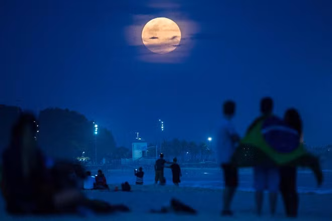  Những người mê trang háo hức chờ đón sự kiện siêu trăng