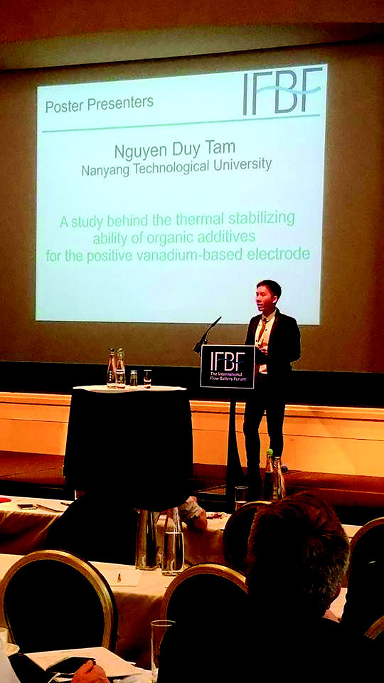  TS Nguyễn Duy Tâm báo cáo nghiên cứu của mình tại hội nghị IFBF - một trong các hội nghị quốc tế lớn nhất thế giới về pin vanadium