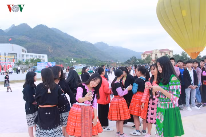 Sắc màu trang phục dân tộc đặc trưng của cao nguyên Mộc Châu.