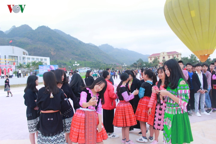 Sắc màu trang phục dân tộc đặc trưng của cao nguyên Mộc Châu.