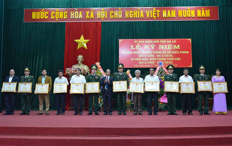 Chủ tịch UBND tỉnh Võ Ngọc Thành (thứ 7 từ trái sang) tặng bằng khen cho các cá nhân có thành tích xuất sắc trong phong trào thi đua yêu nước năm 2018 và trong bảo vệ chủ quyền, an ninh biên giới, xây dựng lực lượng BĐBP giai đoạn 1989-2019. Ảnh: P.D