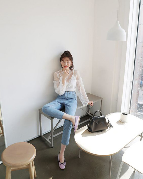  Khi phối các mẫu jeans ống skinny cùng áo xuyên thấu, phái đẹp vẫn vô tư khoe hình ảnh sexy.