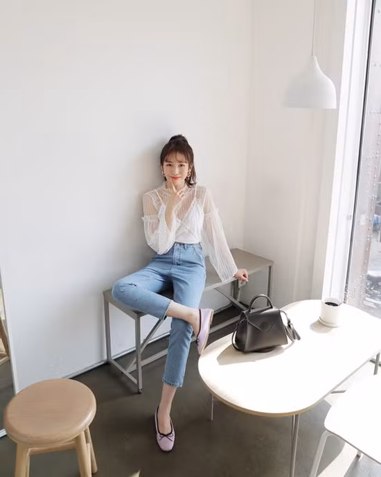  Khi phối các mẫu jeans ống skinny cùng áo xuyên thấu, phái đẹp vẫn vô tư khoe hình ảnh sexy.