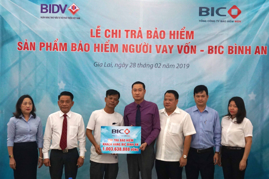 BIC chi trả BH cho khách hàng. Ảnh: Hà Duy