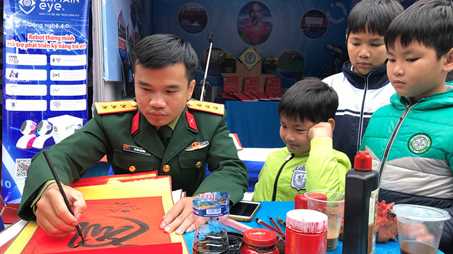 "Ông đồ" Lê Văn Khuyến viết thư pháp tại Ngày hội Sáng tạo trẻ năm 2018 "Ông đồ" Lê Văn Khuyến viết thư pháp tại Ngày hội Sáng tạo trẻ năm 2018