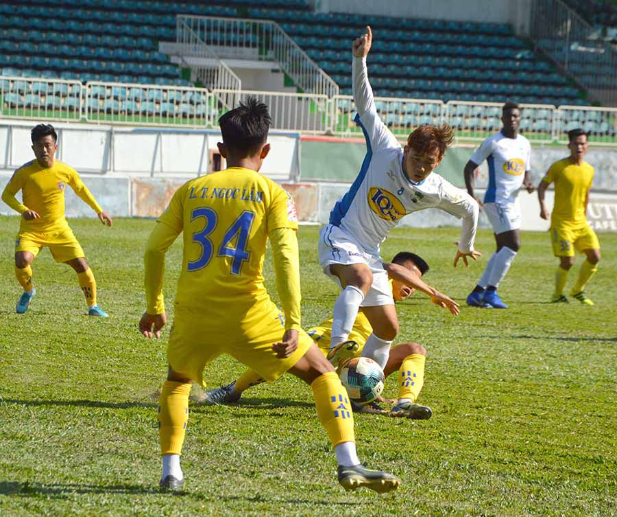 Cầu thủ HA.GL (áo trắng) trong trận đấu gặp Đak Lak (áo vàng).