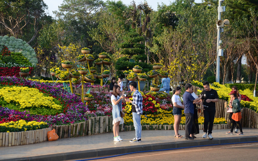 Ai cũng muốn lưu giữ những khoảnh khắc đẹp bên con đường hoa xuân tại Quảng trường Đại Đoàn Kết. Ảnh: P.V