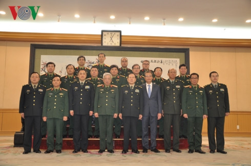 Đại biểu hai nước tham dự cuộc gặp.