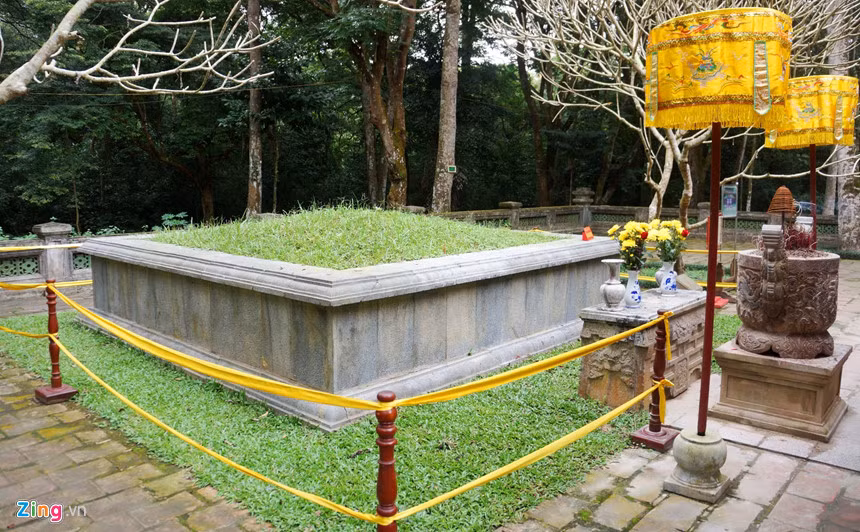 Qua thời gian, lớp gạch bị sạt lở. Trong đợt trùng tu năm 1995, lăng được ốp thêm lớp đá bên ngoài.