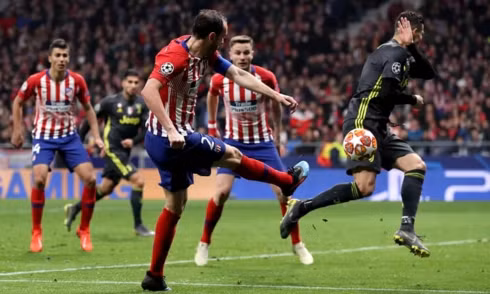  Diego Godin ấn định chiến thắng 2-0 cho Atletico Madrid. (Ảnh: Getty)