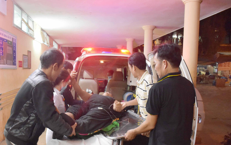 Liên tiếp các ca nhập viện cấp cứu do pháo nổ. Ảnh: Văn Ngọc Liên tiếp các ca nhập viện cấp cứu do pháo nổ. Ảnh: Văn Ngọc