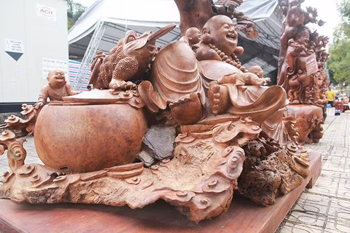 Toàn bộ tác phẩm được làm từ gốc, thân cây gỗ nu hương – đây là một gỗ quý hiếm. Thân cây nhiều năm tuổi mà lại có những khối nu ra rất hiếm, nghìn cây mới có 1 cây nên giá trị của nó rất cao, anh Biển thông tin. Toàn bộ tác phẩm được làm từ gốc, thân cây gỗ nu hương – đây là một gỗ quý hiếm. Thân cây nhiều năm tuổi mà lại có những khối nu ra rất hiếm, nghìn cây mới có 1 cây nên giá trị của nó rất cao, anh Biển thông tin.