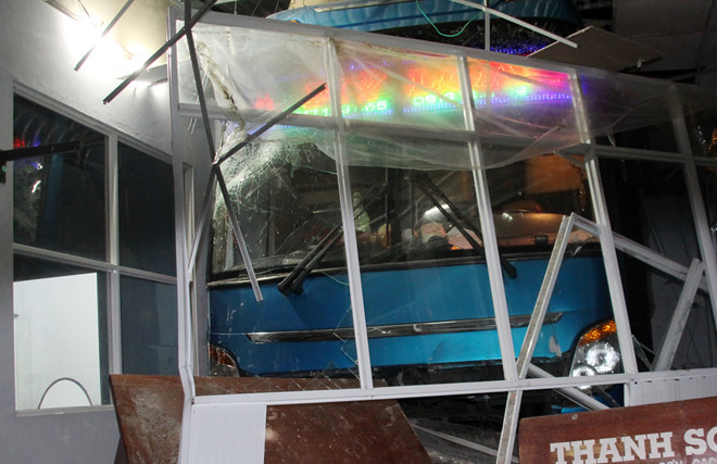 Đầu xe lao vào phòng chờ làm 1 người chết, 4 người bị thương. Ảnh: Nhật Tân. Đầu xe lao vào phòng chờ làm 1 người chết, 4 người bị thương. Ảnh: Nhật Tân.