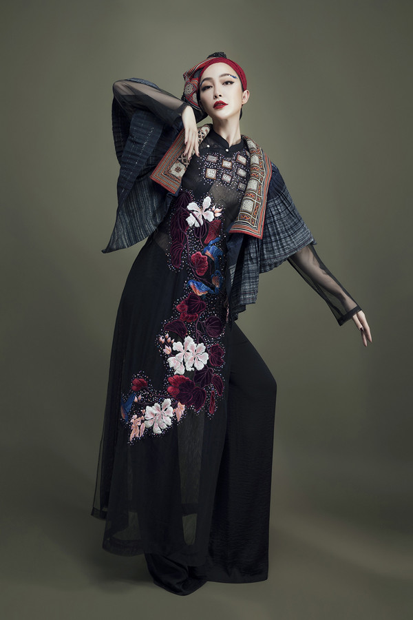 Làm mẫu cho bộ sưu tập mới của NTK Vũ Việt Hà là NSƯT Linh Nga. Từng cử chỉ tạo dáng mềm mại của 'chim công làng múa' giúp cho mỗi trang phục trở nên bay bổng, có hồn hơn trước ống kính. Làm mẫu cho bộ sưu tập mới của NTK Vũ Việt Hà là NSƯT Linh Nga. Từng cử chỉ tạo dáng mềm mại của 'chim công làng múa' giúp cho mỗi trang phục trở nên bay bổng, có hồn hơn trước ống kính.