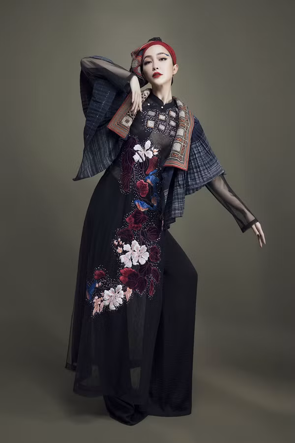  Làm mẫu cho bộ sưu tập mới của NTK Vũ Việt Hà là NSƯT Linh Nga. Từng cử chỉ tạo dáng mềm mại của 'chim công làng múa' giúp cho mỗi trang phục trở nên bay bổng, có hồn hơn trước ống kính. 