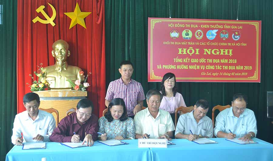 Lãnh đạo các cơ quan thuộc Khối thi đua Mặt trận và các tổ chức chính trị-xã hội tỉnh ký kết giao ước thi đua năm 2019. Ảnh: Hoàng Minh Lãnh đạo các cơ quan thuộc Khối thi đua Mặt trận và các tổ chức chính trị-xã hội tỉnh ký kết giao ước thi đua năm 2019. Ảnh: Hoàng Minh