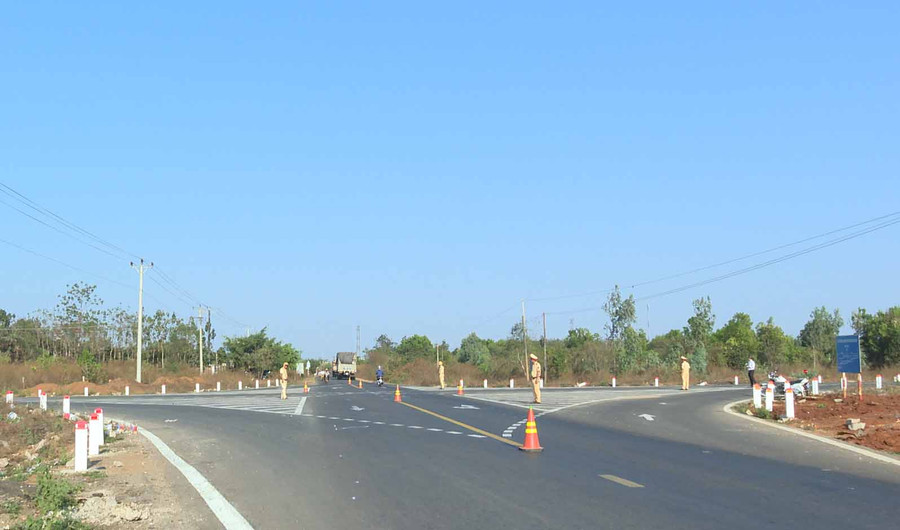 Lực lượng Cảnh sát giao thông đã tổ chức phân luồng tại ngã tư. Ảnh: Văn Ngọc 