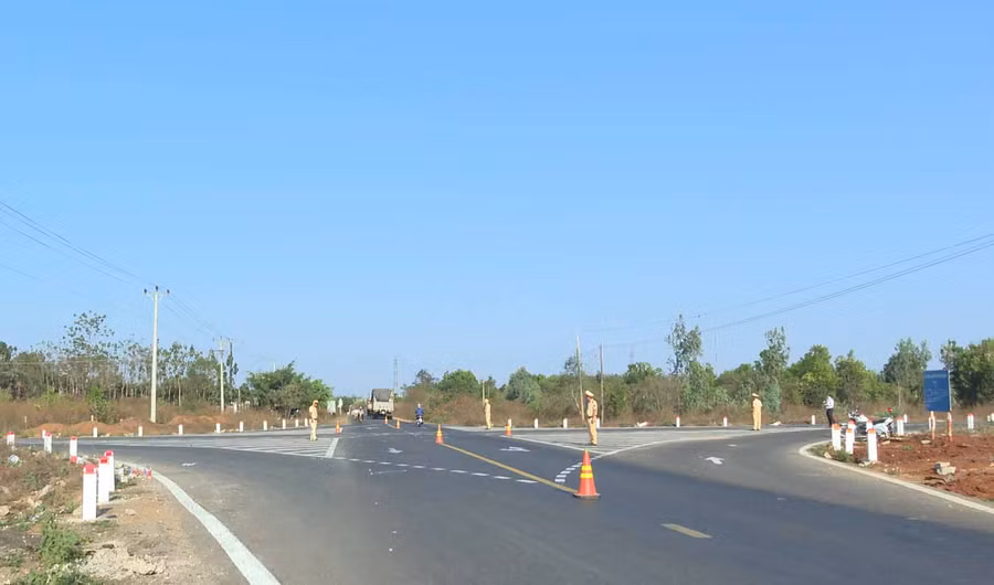 Lực lượng Cảnh sát giao thông đã tổ chức phân luồng tại ngã tư. Ảnh: Văn Ngọc 