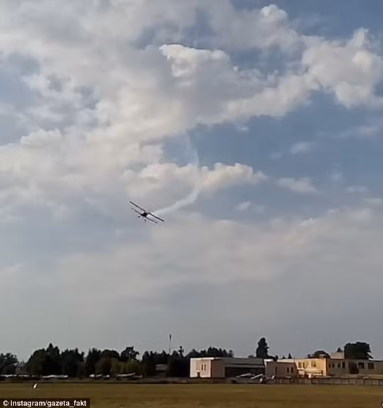 Vụ việc xảy ra trong lúc chiếc Antonov An-2 trình diễn nhào lộn trên không. Ảnh: Instagram