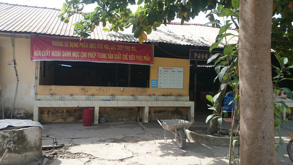 Phía sau trường học, nơi nạn nhân treo cổ tự tử.