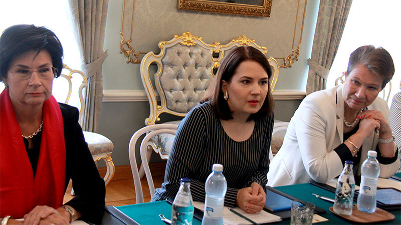 Bà Sanni Grahn Laasonen (ngồi giữa) cùng với các đồng nghiệp trong Bộ Giáo dục và Văn hoá Phần Lan trong phiên làm việc với Bộ GD-ĐT Việt Nam Bà Sanni Grahn Laasonen (ngồi giữa) cùng với các đồng nghiệp trong Bộ Giáo dục và Văn hoá Phần Lan trong phiên làm việc với Bộ GD-ĐT Việt Nam