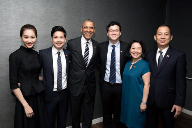 Thu Thảo và chồng tương lai cùng gia đình anh trong tiệc đón Tổng thống Mỹ Barack Obama. Ảnh: Quốc Huy.  Thu Thảo và chồng tương lai cùng gia đình anh trong tiệc đón Tổng thống Mỹ Barack Obama. Ảnh: Quốc Huy.