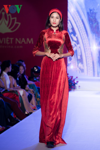 Kỹ thuật thêu đính trên vải với những đường thêu đột, xoắn, vặn cùng những hoa văn, họa tiết cổ điển khiến cho các thiết kế vừa mang những nét đặc trưng truyền thống mà vẫn thấy được sự hiện đại. Kỹ thuật thêu đính trên vải với những đường thêu đột, xoắn, vặn cùng những hoa văn, họa tiết cổ điển khiến cho các thiết kế vừa mang những nét đặc trưng truyền thống mà vẫn thấy được sự hiện đại.