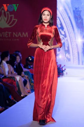 Kỹ thuật thêu đính trên vải với những đường thêu đột, xoắn, vặn cùng những hoa văn, họa tiết cổ điển khiến cho các thiết kế vừa mang những nét đặc trưng truyền thống mà vẫn thấy được sự hiện đại.