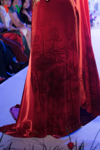 Họa tiết hoa sen được in chìm trên thiết kế áo dài.