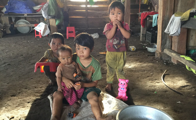 Lý Chòi chăm em cho cha mẹ đi làm. Lý Chòi chăm em cho cha mẹ đi làm.