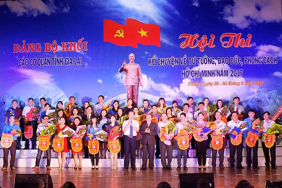  Lãnh đạo Ban Tuyên giáo Tỉnh ủy và các tổ chức cơ sở Đảng trực thuộc Đảng bộ Khối các cơ quan tỉnh dự lễ khai mạc hội thi. Ảnh: T.N