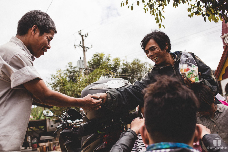 Các bố tự chia phần thạch rau câu đem về cho các bé - Ảnh: P.H.T