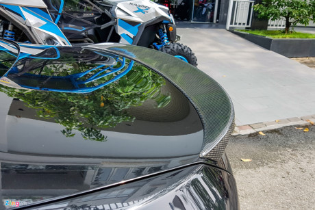 Nhằm tăng lực ép xuống mặt đường, xe được gắn thêm cánh gió sợi carbon trên nắp cốp sau. Cánh gió này giúp chiếc xe không bị nhấc đuôi khi chạy quá 200 km/h. Nhằm tăng lực ép xuống mặt đường, xe được gắn thêm cánh gió sợi carbon trên nắp cốp sau. Cánh gió này giúp chiếc xe không bị nhấc đuôi khi chạy quá 200 km/h.