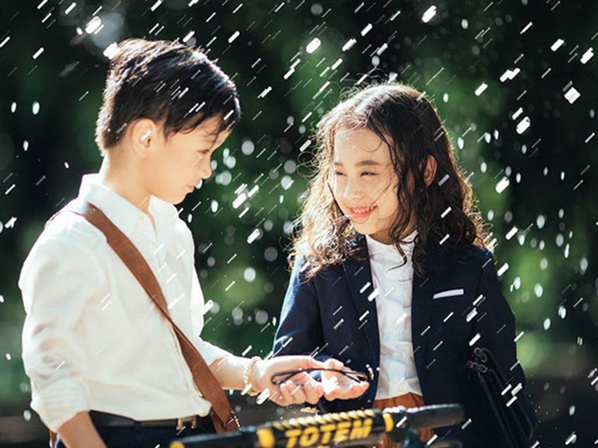 Bộ ảnh 'Em gái mưa' với sự diễn xuất của hai 'nhóc tì' đã nhận được 'cơn bão like' từ dân mạng suốt hai ngày nay.