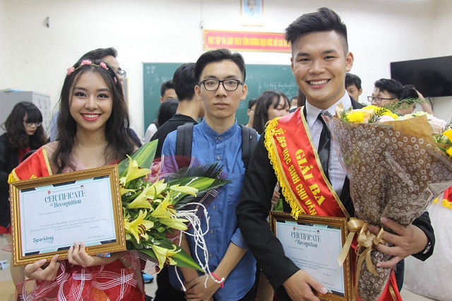  Linh Chi đạt Giải Ba cuộc thi Nét đẹp học sinh Chu Văn An và Giải Tài Năng cuộc thi Nét đẹp học sinh Chu Văn An.